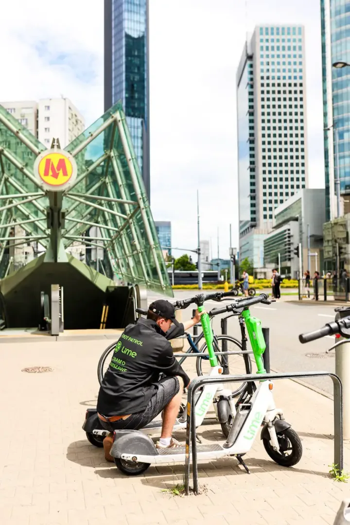 Mobilne patrole Lime w Warszawie. Źle zaparkowane hulajnogi mają problem mobilne patrole Lime