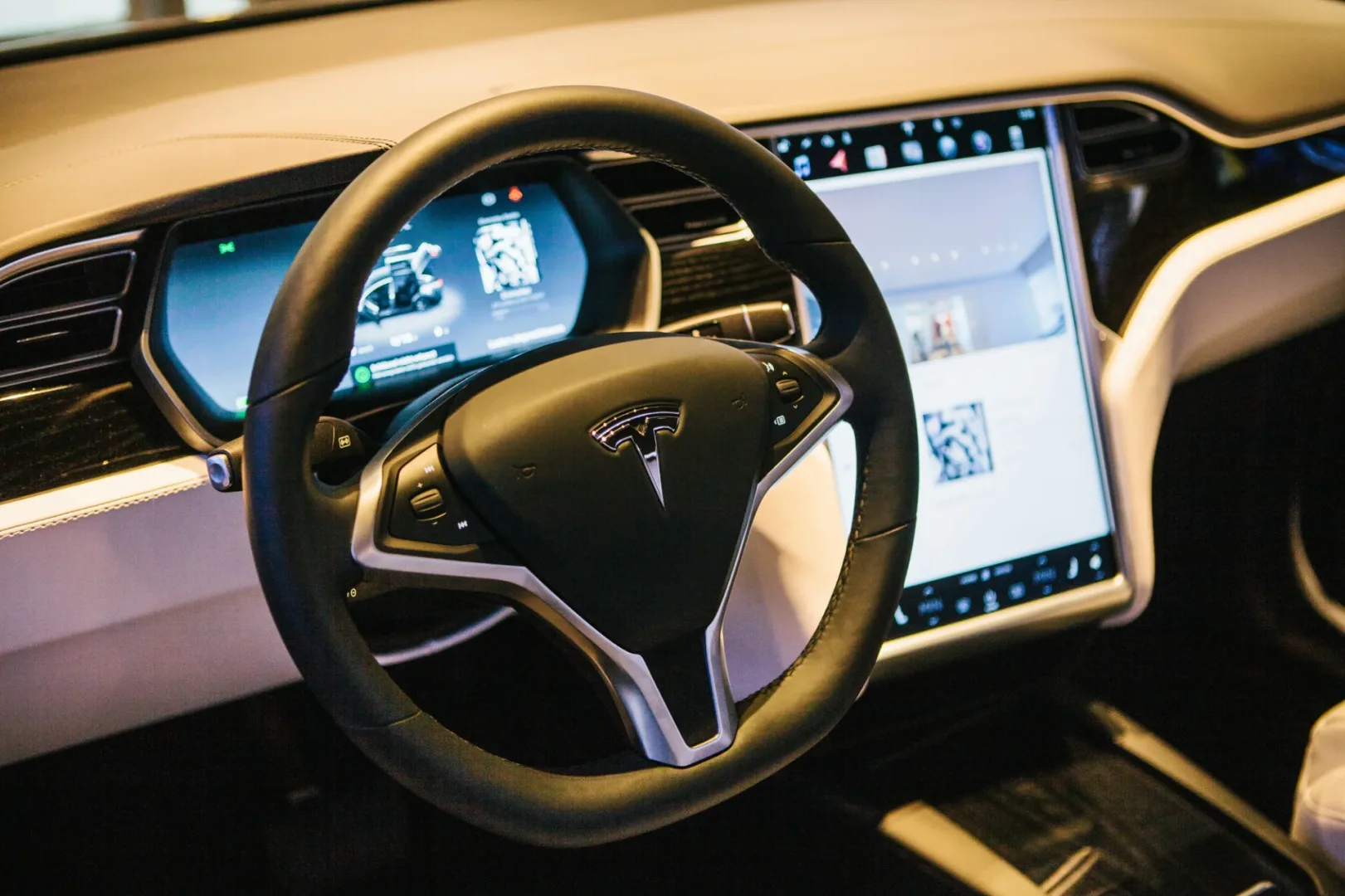 USA wyrzucają chińską elektronikę z aut. Chodzi o dane Producenci aut w USA muszą usunąć chińską elektronikę