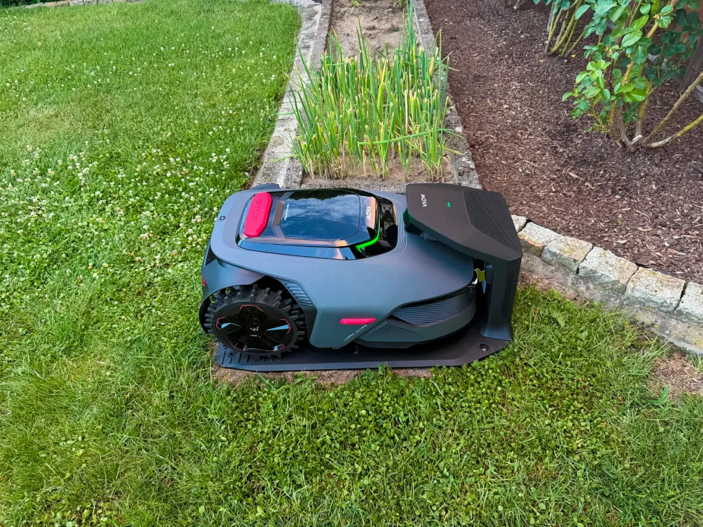 MOVA LiDAX Ultra 1600 kosi po cichu. Ty masz wolną sobotę Robot koszący MOVA LiDAX Ultra 1600