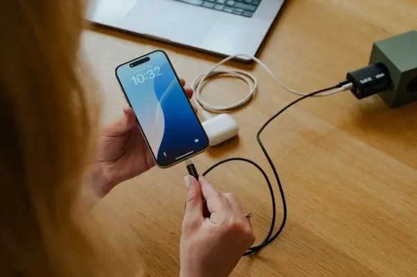 Technologiczne akcesoria na wakacje. Tego lepiej nie zapomnij Technologiczne akcesoria na wakacje
