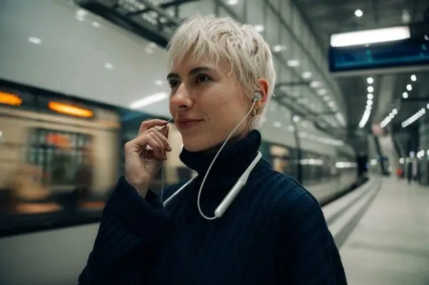 Technologiczne akcesoria na wakacje. Tego lepiej nie zapomnij Technologiczne akcesoria na wakacje
