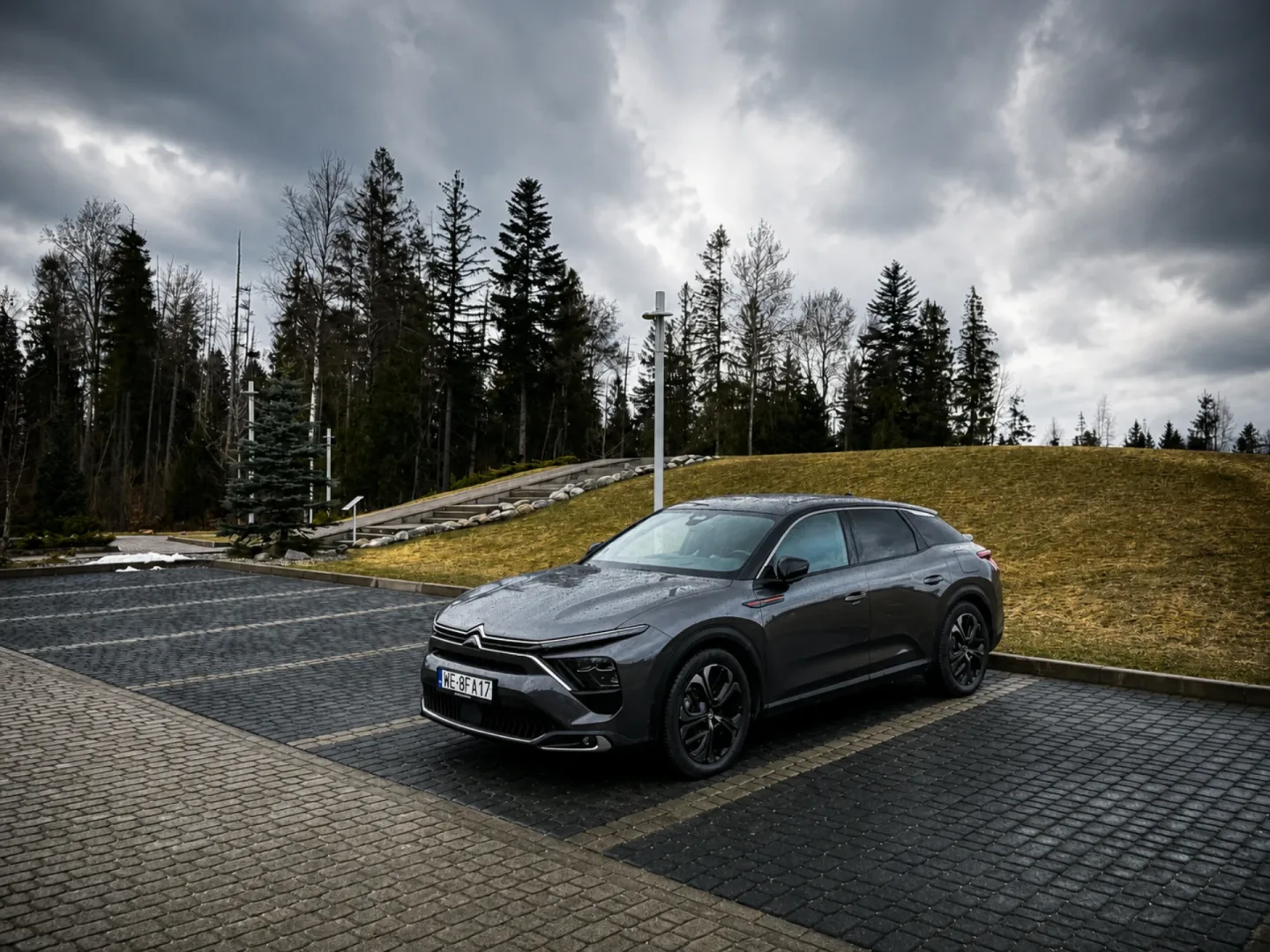 Citroen C5 X PHEV to drogowa łódź. Za 80 tys zł można pływać Test Citroen C5 X PHEV