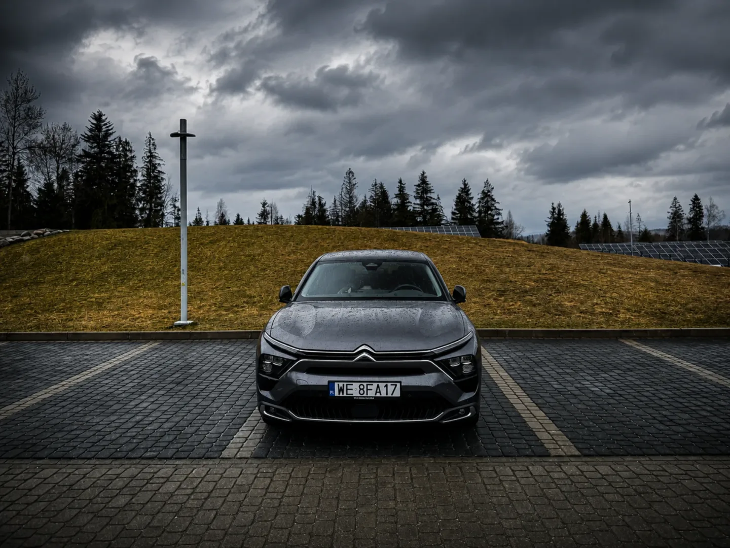 Citroen C5 X PHEV to drogowa łódź. Za 80 tys zł można pływać Test Citroen C5 X PHEV