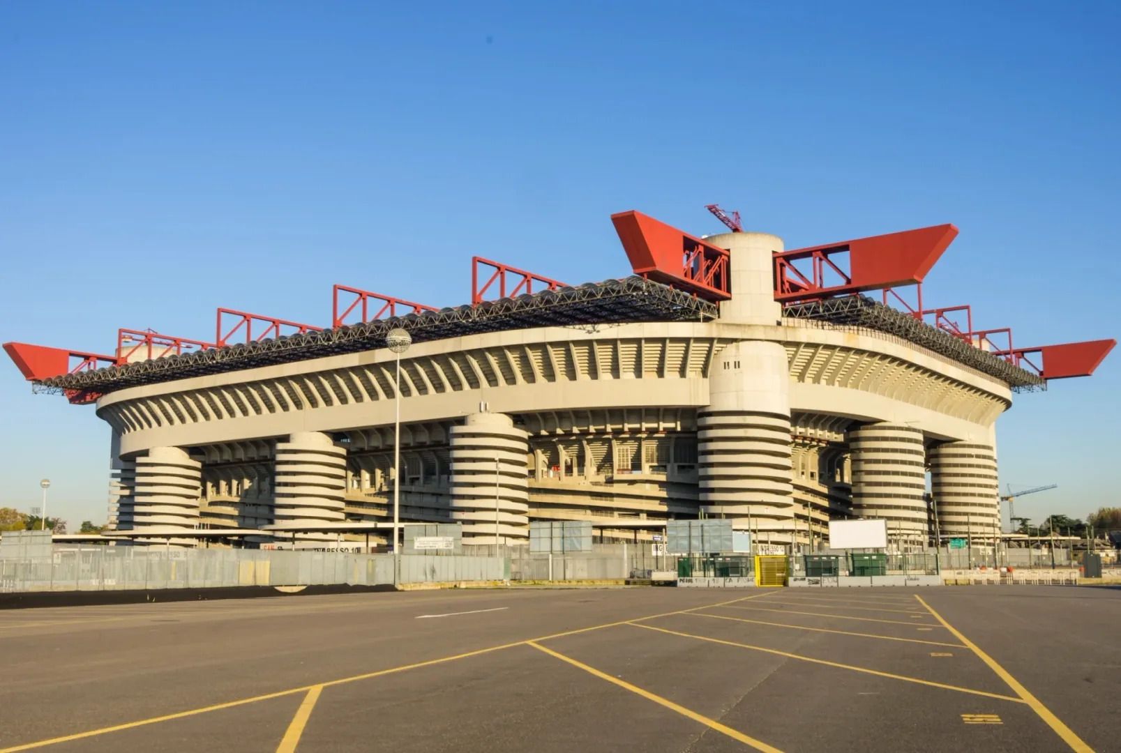 Premier League czy Serie A – która liga dostarczy więcej emocji w nowym sezonie? San Siro Mediolan - Serie A