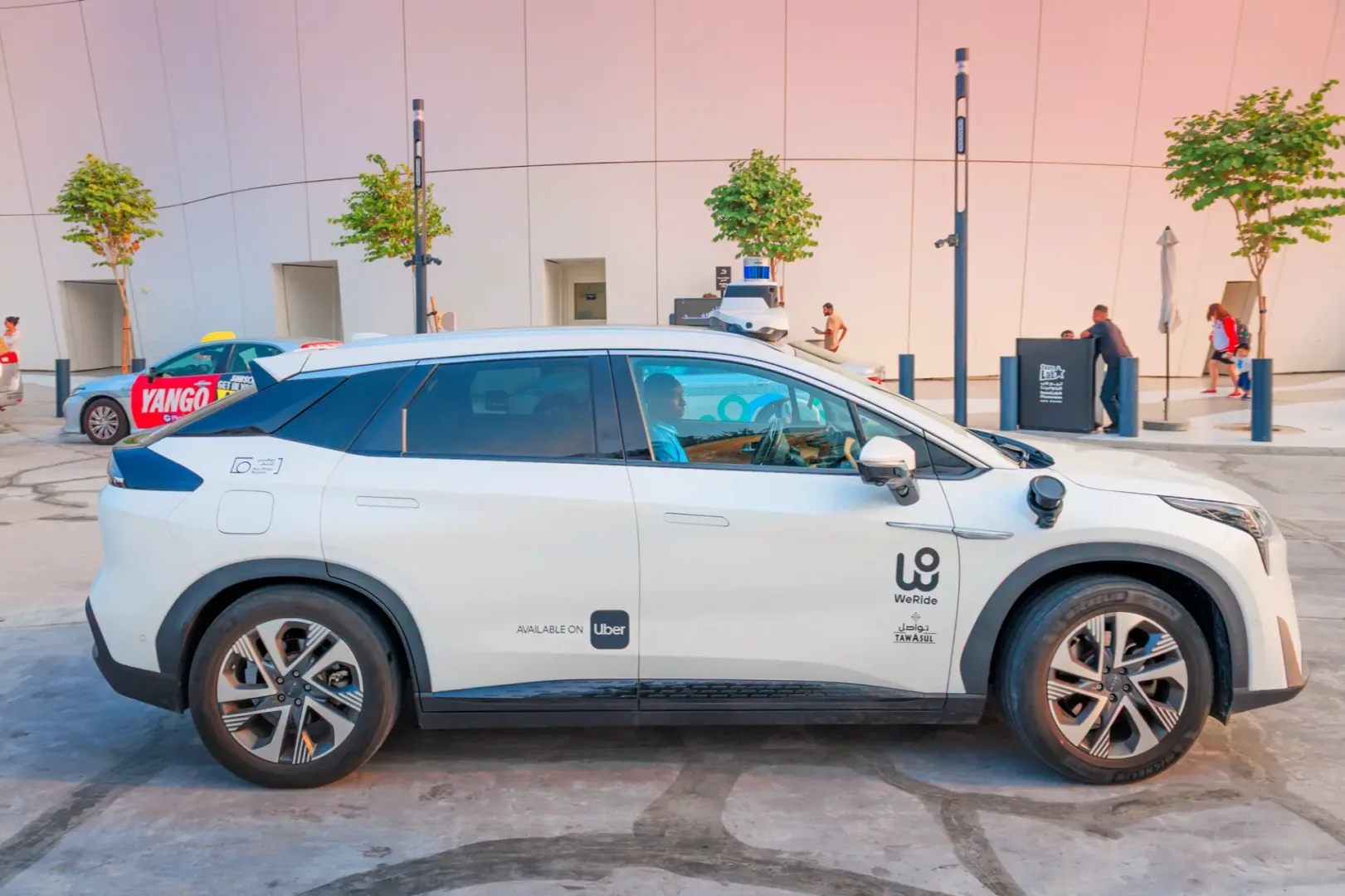 Robotaxi zaczynają zarabiać. Przychody wystrzeliły o 691% Robotaxi