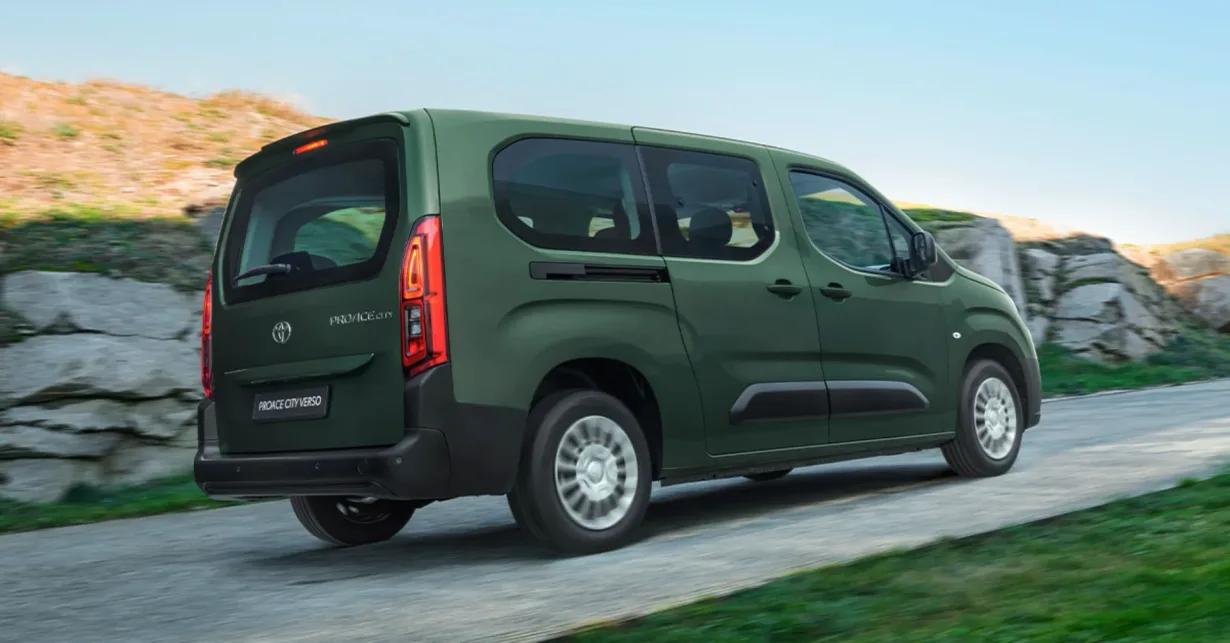 Używane auto dostawcze - jak je kupić z głową?