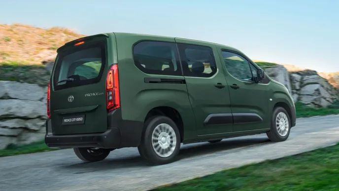 Używane auto dostawcze - jak je kupić z głową?