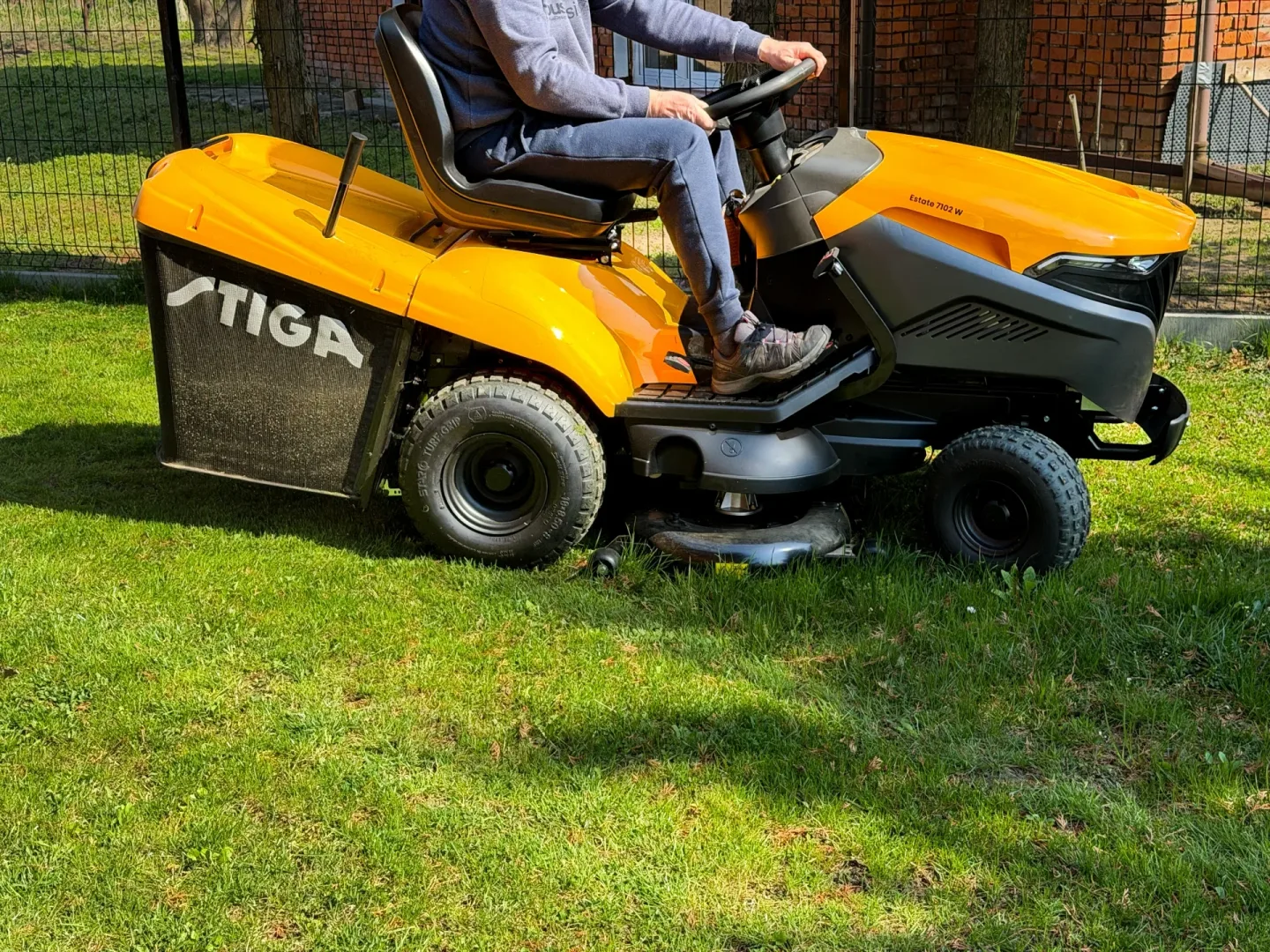 Traktor ogrodowy STIGA Estate 7102 W.
