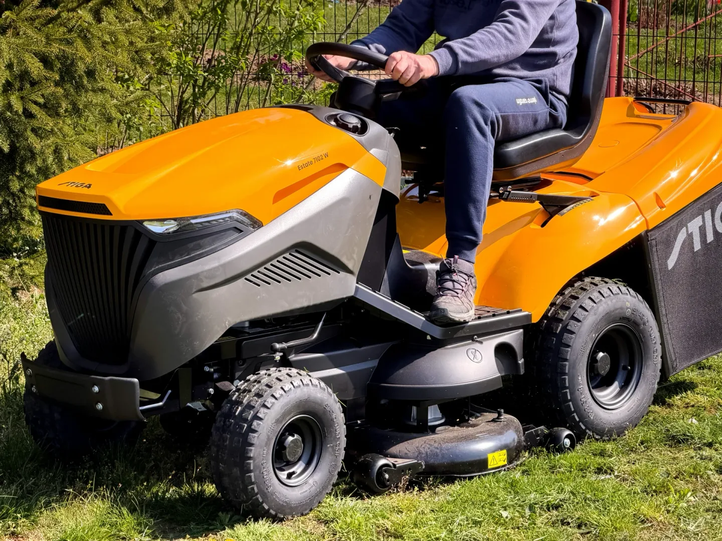 Traktor ogrodowy STIGA Estate 7102 W.
