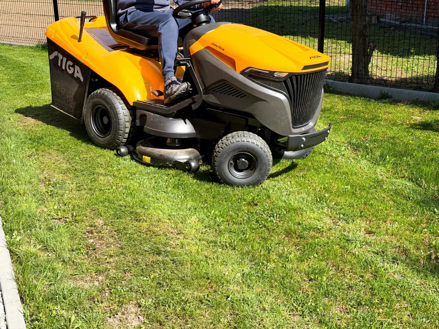 Traktor ogrodowy STIGA Estate 7102 W.