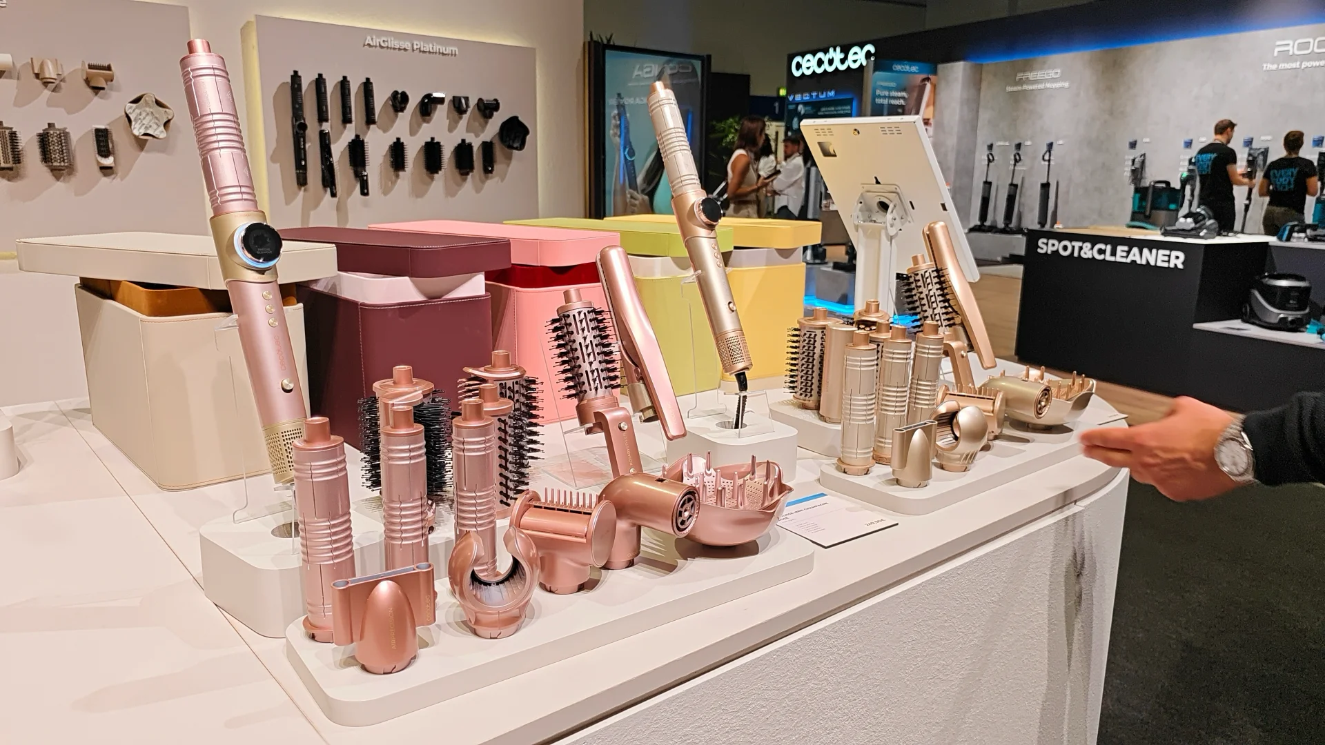 Cecotec na IFA 2026. Firma pokazała robota, który wędzi Cecotec na IFA 2026 Berlin - na zdjęciu strefa beauty