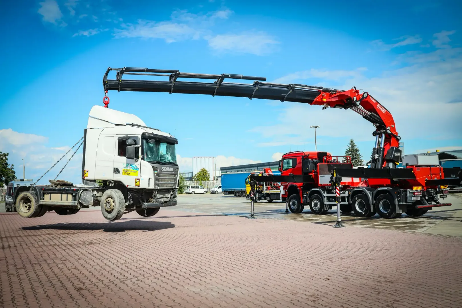FASSI F2150RA.2.26. Ten MAN rusza na ratunek FASSI F2150RA.2.26