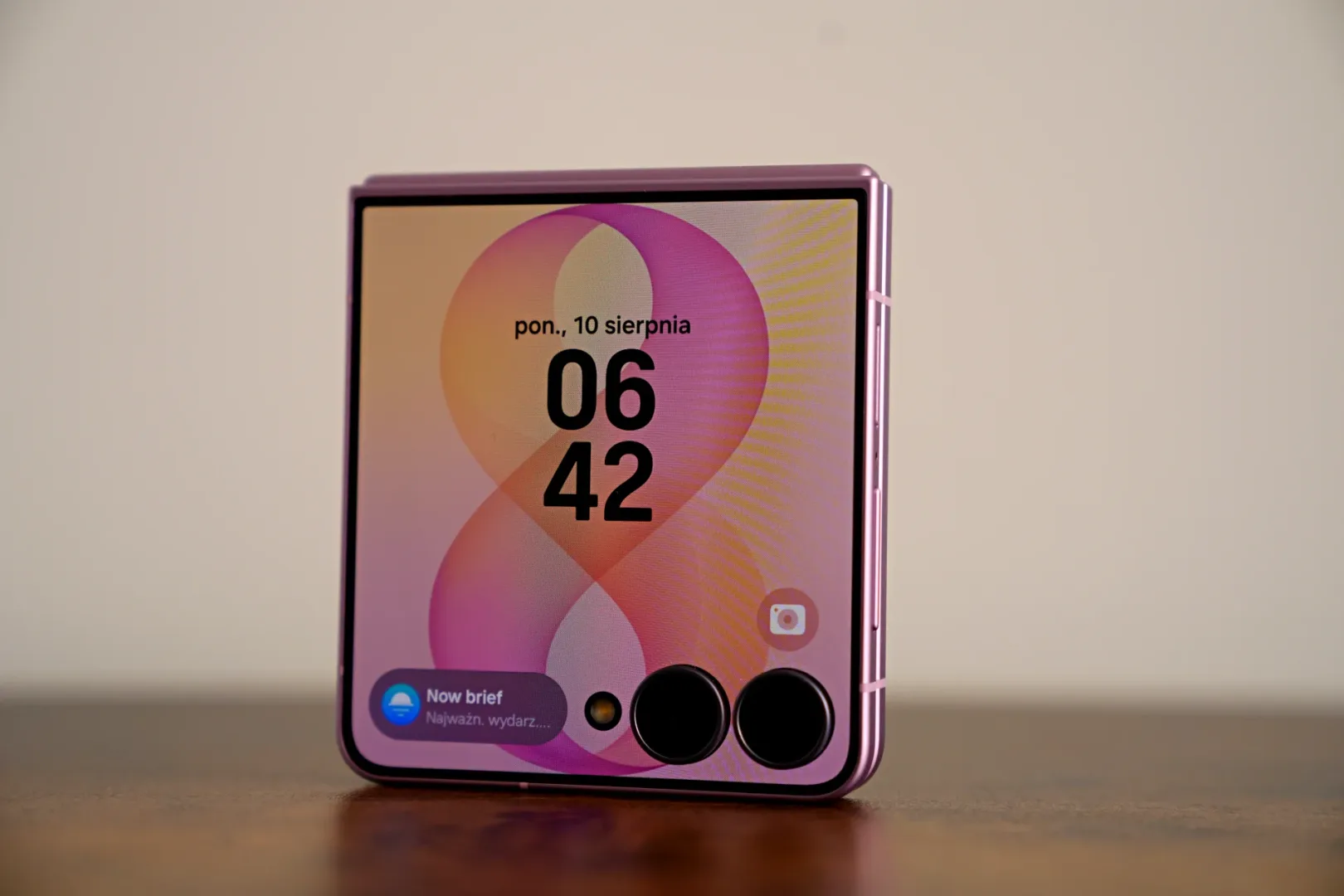 Galaxy Flip8 vs Motorola razr 70 Ultra. Wiem który lepszy Samsung Galaxy Flip8 vs Motorola razr 70 Ultra.