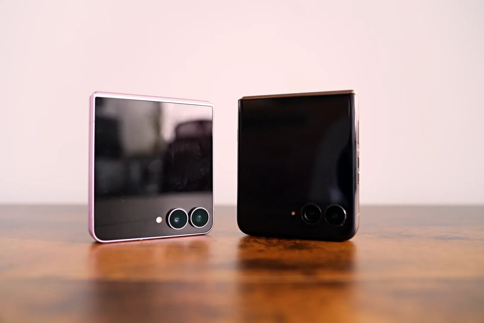 Galaxy Flip8 vs Motorola razr 70 Ultra. Wiem który lepszy Samsung Galaxy Flip8 vs Motorola razr 70 Ultra.