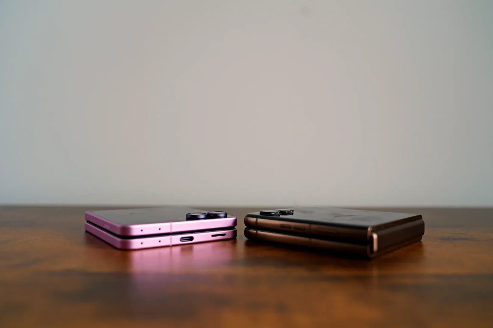 Galaxy Flip8 vs Motorola razr 70 Ultra. Wiem który lepszy Samsung Galaxy Flip8 vs Motorola razr 70 Ultra.