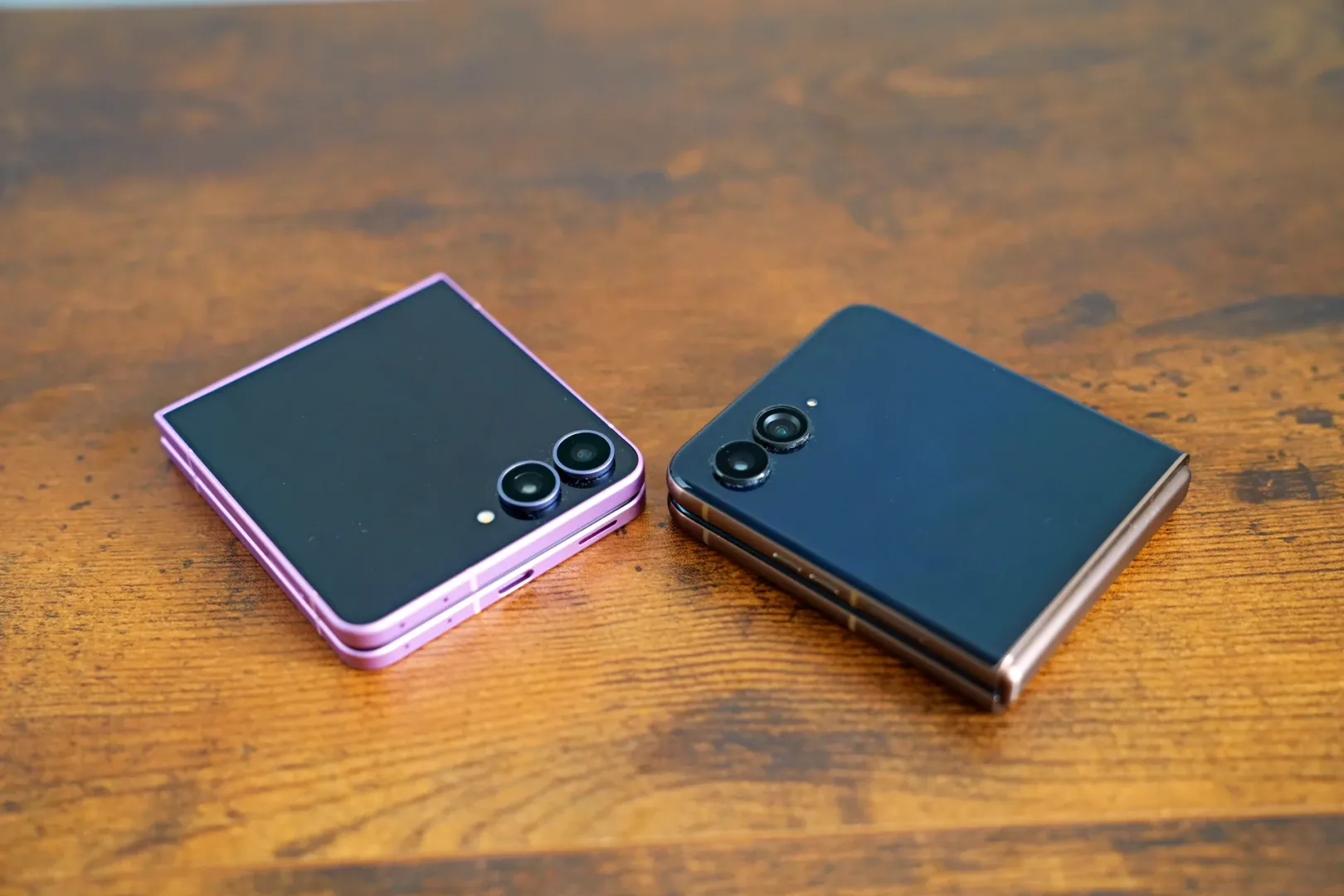 Galaxy Flip8 vs Motorola razr 70 Ultra. Wiem który lepszy Samsung Galaxy Flip8 vs Motorola razr 70 Ultra.