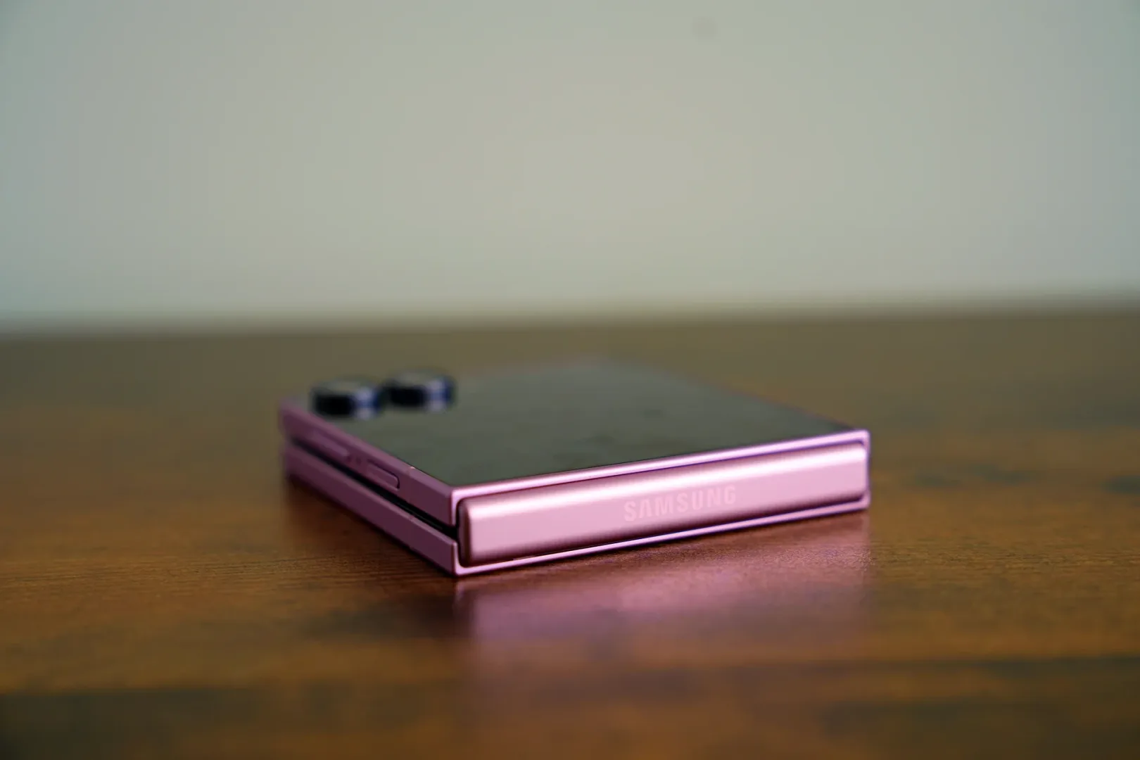 Galaxy Flip8 vs Motorola razr 70 Ultra. Wiem który lepszy Samsung Galaxy Flip8 vs Motorola razr 70 Ultra.