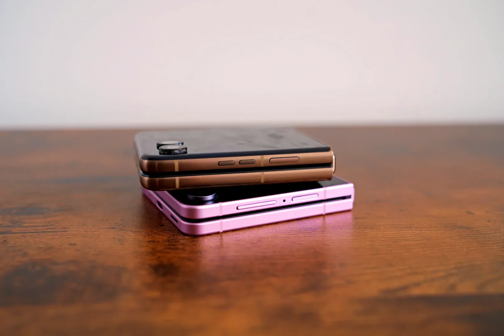 Galaxy Flip8 vs Motorola razr 70 Ultra. Wiem który lepszy Samsung Galaxy Flip8 vs Motorola razr 70 Ultra.