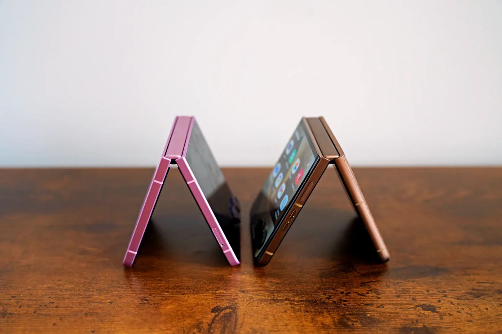 Galaxy Flip8 vs Motorola razr 70 Ultra. Wiem który lepszy Samsung Galaxy Flip8 vs Motorola razr 70 Ultra.