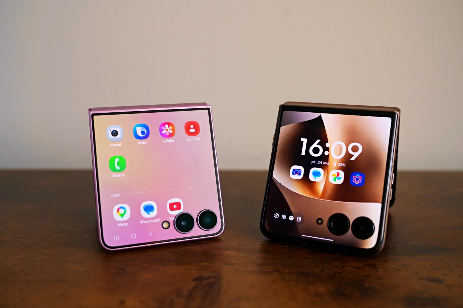 Galaxy Flip8 vs Motorola razr 70 Ultra. Wiem który lepszy Samsung Galaxy Flip8 vs Motorola razr 70 Ultra.