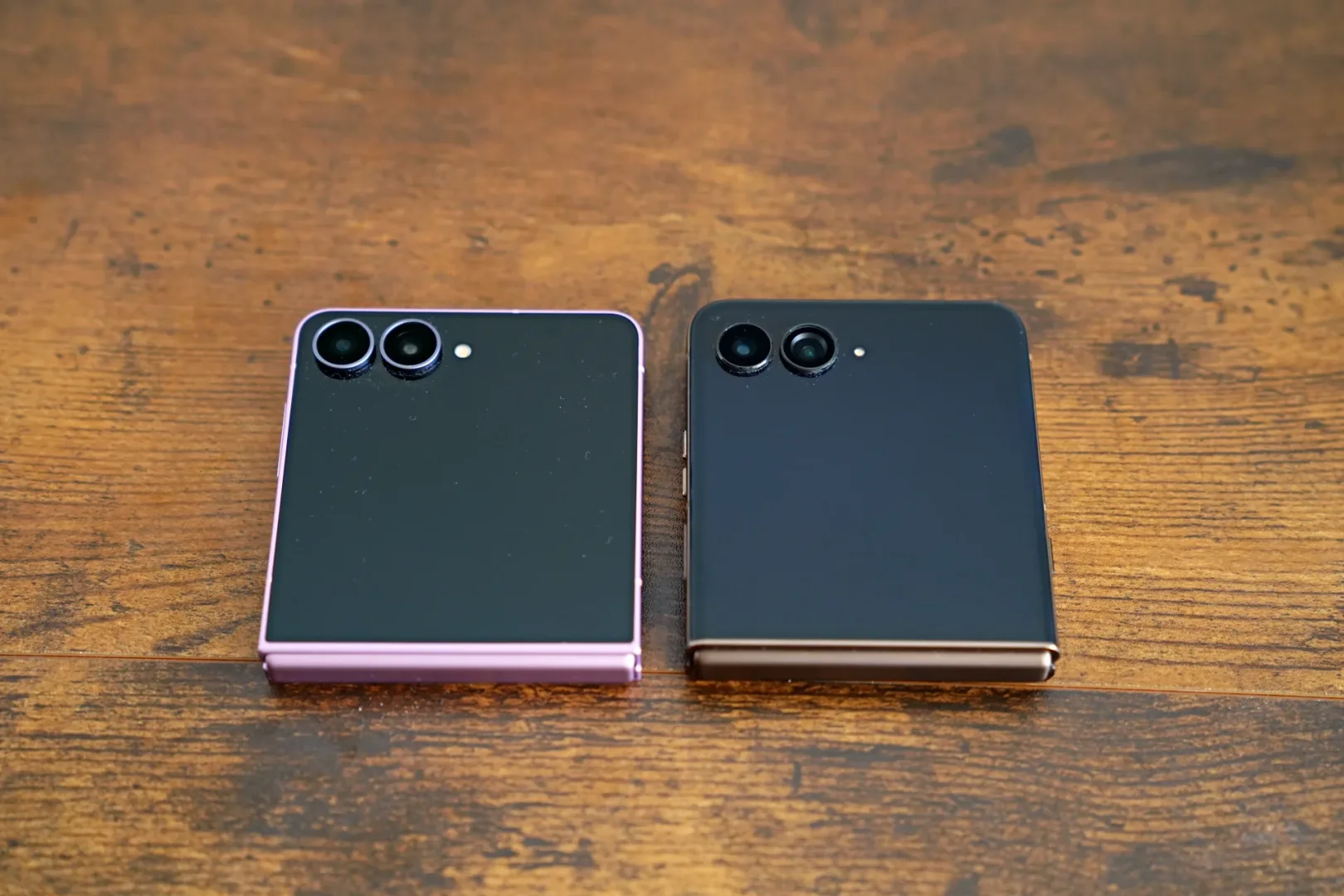 Galaxy Flip8 vs Motorola razr 70 Ultra. Wiem który lepszy Samsung Galaxy Flip8 vs Motorola razr 70 Ultra.