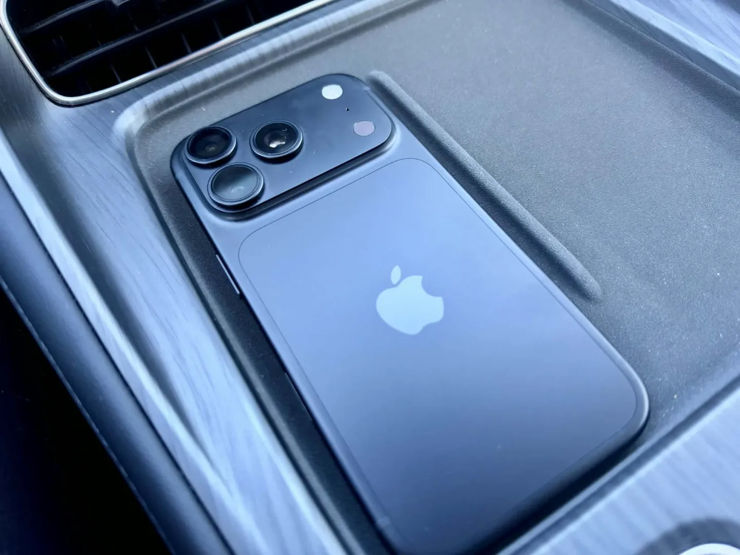 Specjalne promocje na otwarcie iSpot Rybnik. Na zdjęciu iPhone 18 Pro.