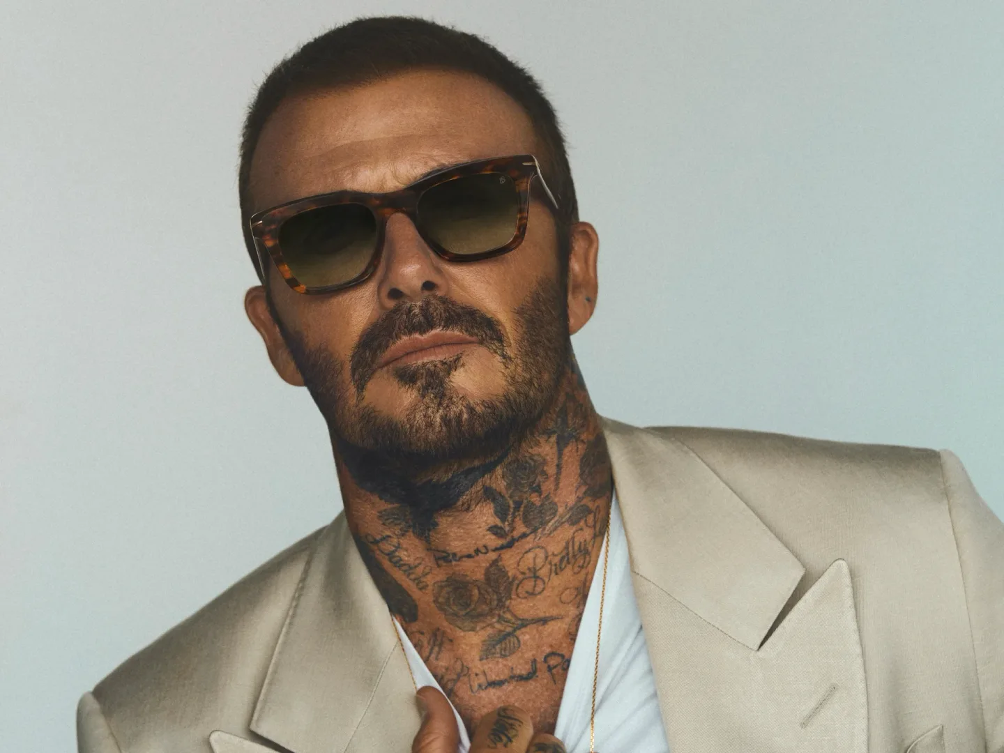 Eyewear by David Beckham. Tak nosi się klasykę po 30-tce Eyewear by David Beckham jesień/zima 2026.