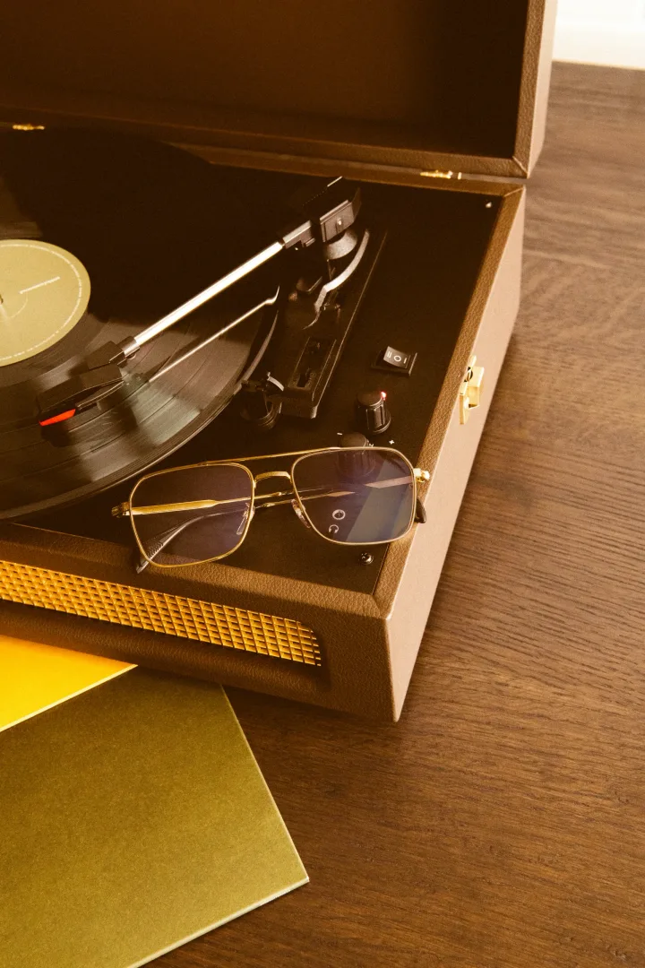 Eyewear by David Beckham. Tak nosi się klasykę po 30-tce Eyewear by David Beckham jesień/zima 2026.