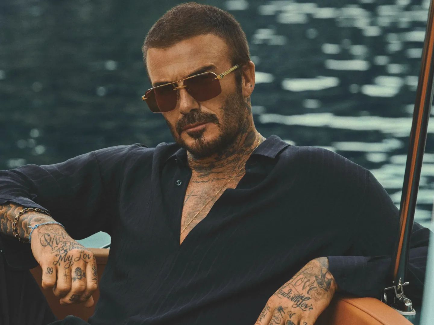 Eyewear by David Beckham. Tak nosi się klasykę po 30-tce Eyewear by David Beckham jesień/zima 2026.