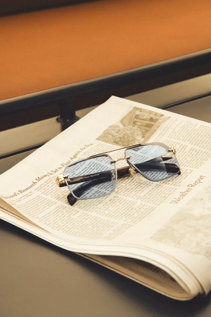Eyewear by David Beckham. Tak nosi się klasykę po 30-tce Eyewear by David Beckham jesień/zima 2026.